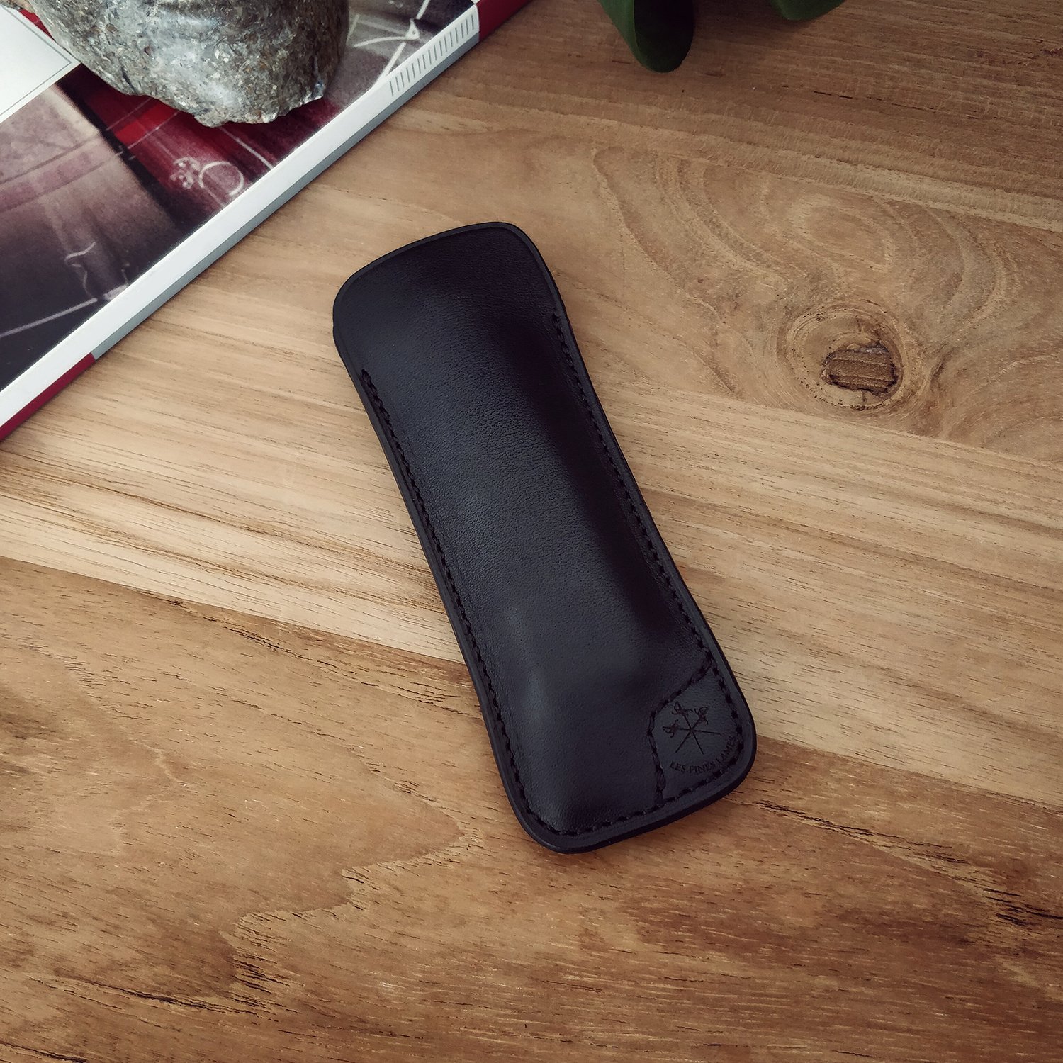 Les Fines Lames Le Petit Zigarrenmesser Lederetui natural black Stimmungsbild