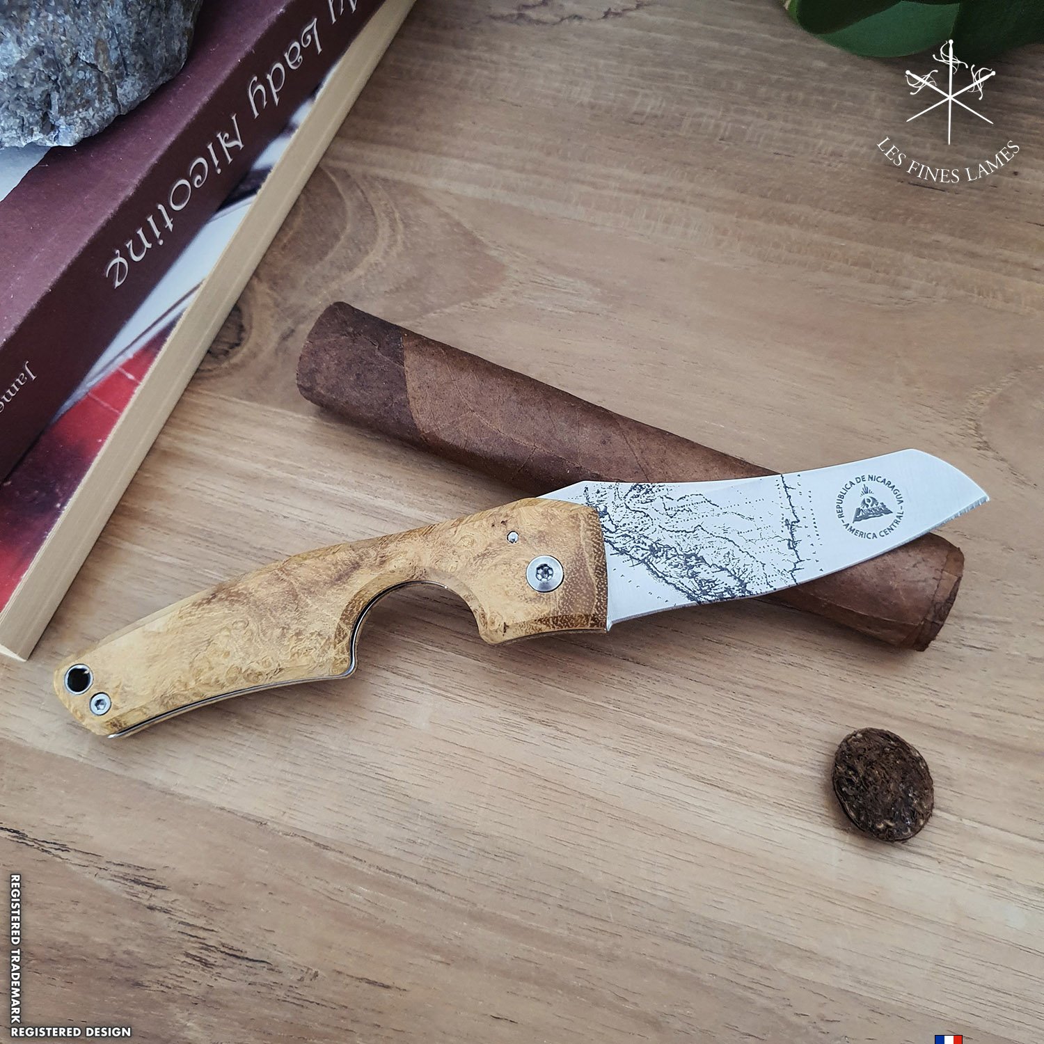 Les Fines Lames Zigarrenmesser Le Petit Compass Nicaragua Acacia Burl Stimmungsbild 2